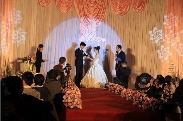 2017年公司年會(huì)流行主打舞臺(tái)燈光設(shè)備有哪些？效果圖